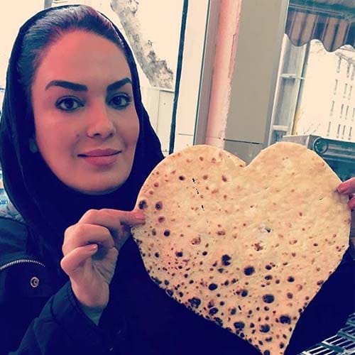 سارا خویینی ها بازیگر نقش شهلا در سریال آچمز