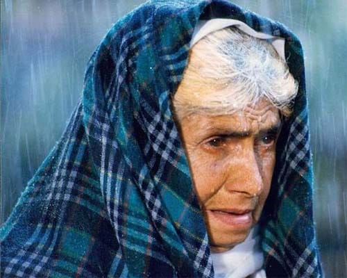 سلمه فیضی در نقش مادربزرگ در فیلم رنگ خدا