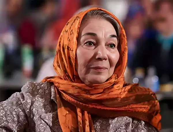 پروانه معصومی بازیگر فیلم گل های داوودی در نقش عصمت