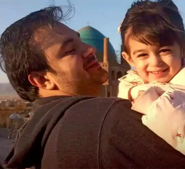 محمدرضا احمدی مجری و خبرنگار صدا و سیما در سوگ از دست دادن دخترش نشست
