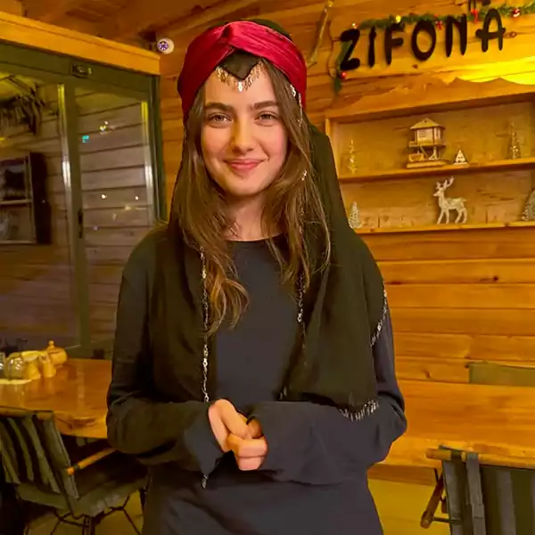 بیوگرافی آوا یامان ازیگر نقش النی در سریال این دریا طغیان می کند